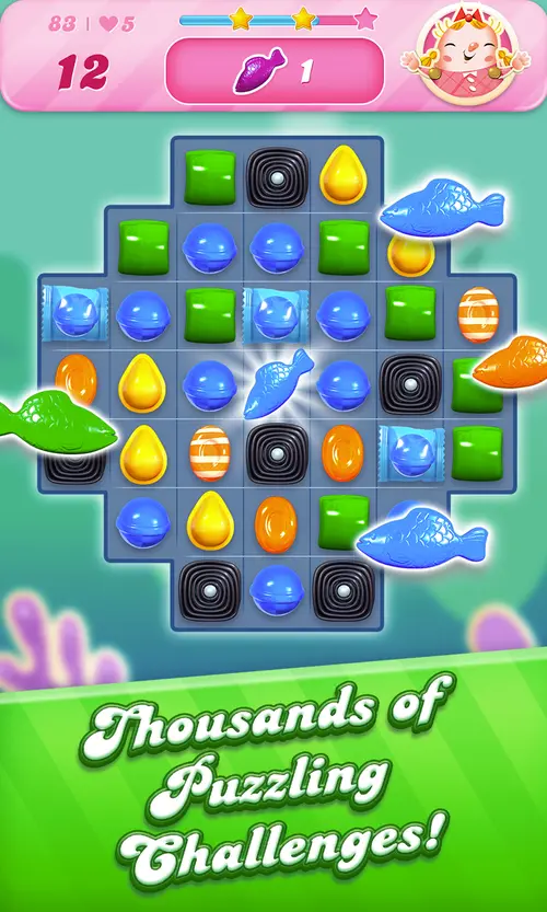 A 83-as szint kék-zöld táblája halformájú elemekkel és fekete-fehér kerekekkel, alul angol felirat – Thousands of Puzzling Challenges